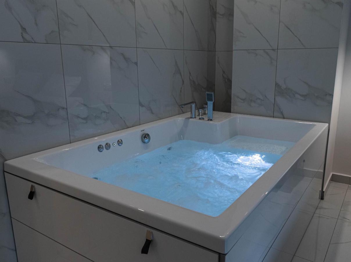 Athens Jacuzzi Apartment ภายนอก รูปภาพ