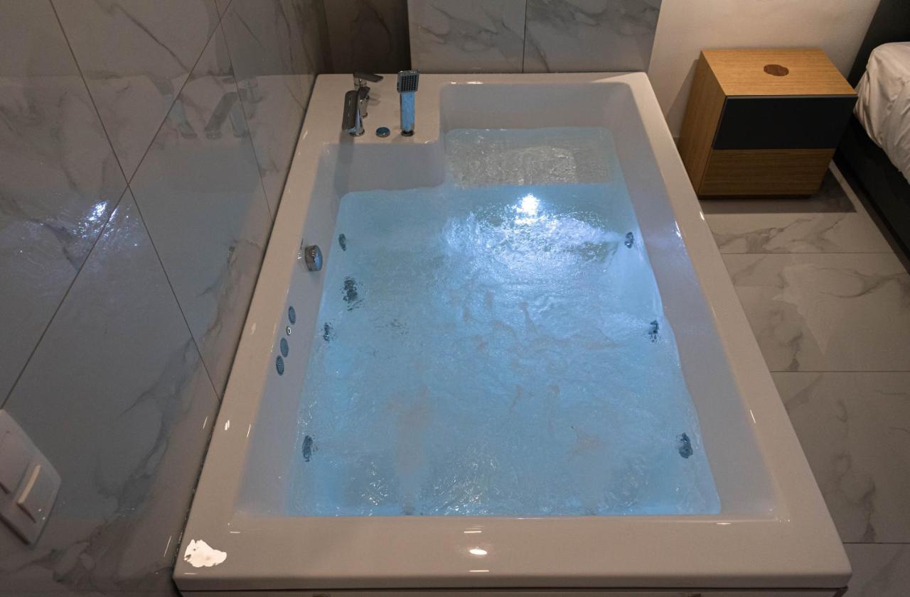 Athens Jacuzzi Apartment ภายนอก รูปภาพ
