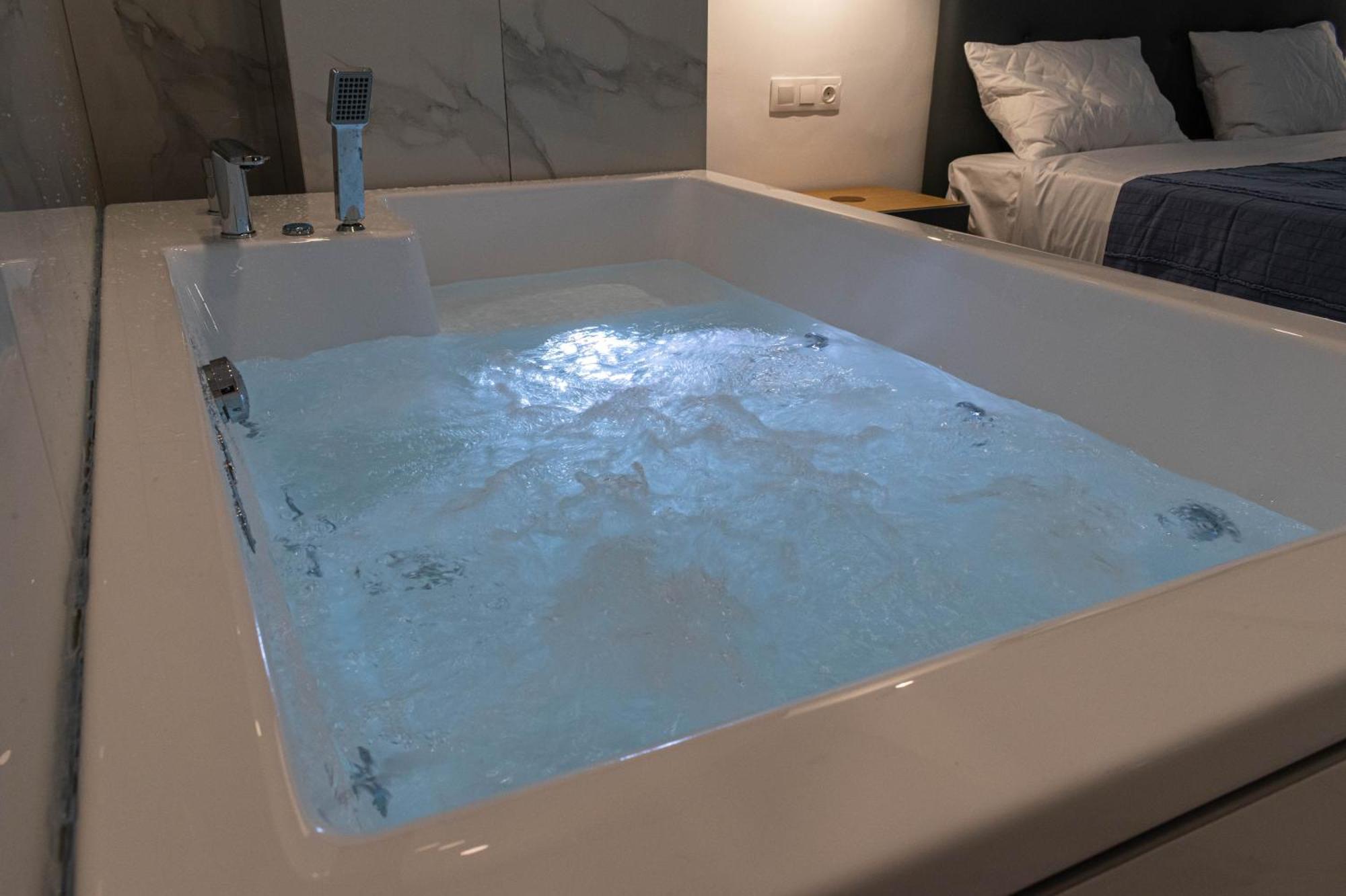 Athens Jacuzzi Apartment ภายนอก รูปภาพ